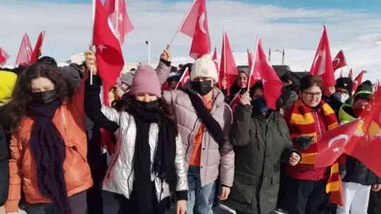 Öğrenciler 'vatan sevgisi' için yürüdü