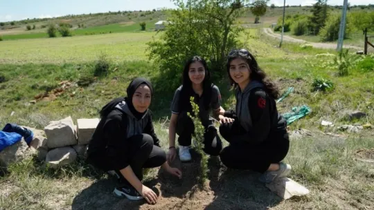 Öğrenciler, 19 Mayıs'a özel ağaç dikti