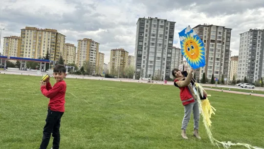 Öğrenciler gökyüzünü uçurtmalarla süsledi