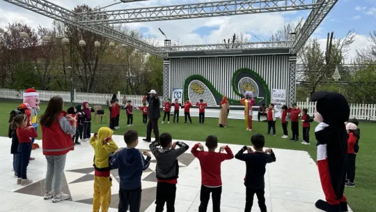 Öğrenciler gökyüzünü uçurtmalarla süsledi
