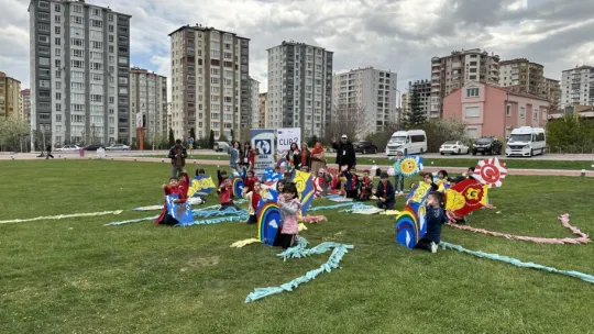 Öğrenciler gökyüzünü uçurtmalarla süsledi