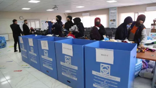 Öğrenciler hem ayrıştırdı hem ihtiyaç sahiplerine dağıttı