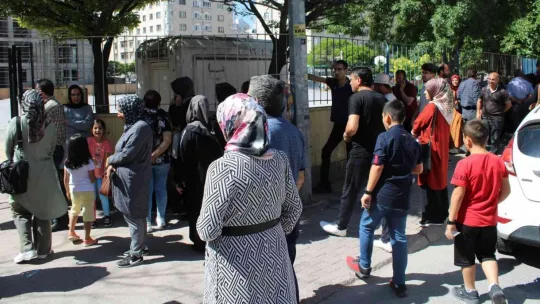 Öğrenciler içeride veliler dışarda ter döktü
