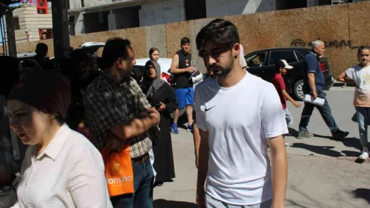 Öğrenciler içeride veliler dışarda ter döktü