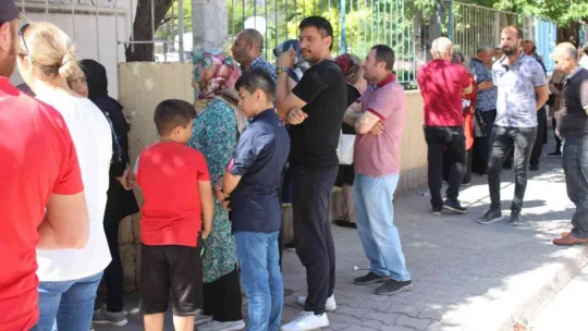 Öğrenciler içeride veliler dışarda ter döktü