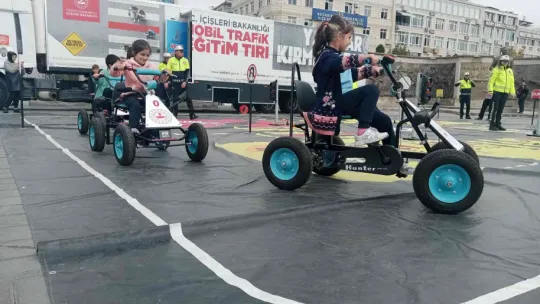 Öğrencilere uygulamalı trafik eğitimi