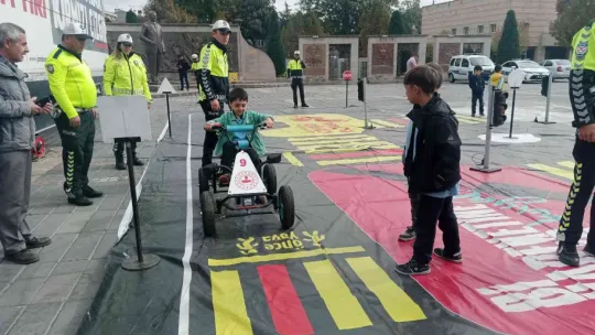 Öğrencilere uygulamalı trafik eğitimi