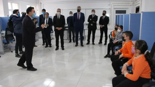 Öğrencilere ve kursiyerlere teknolojik kolaylık, 'E-sınav merkezi'