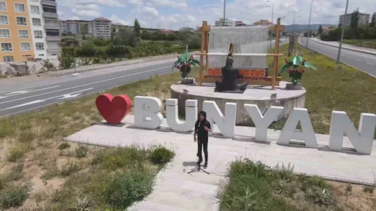 Öğretmen ve öğrenciler Bünyan için çalıp söyledi