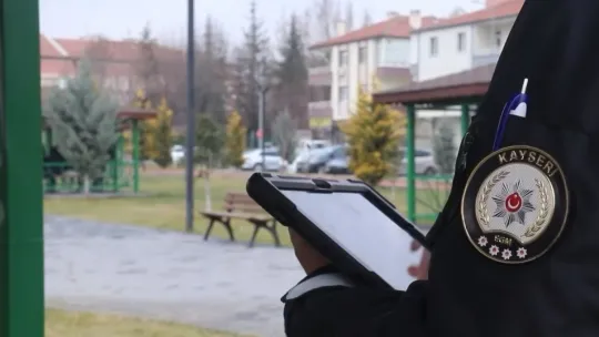 Okul çevresinde küçük çocuklara sigara satanlara operasyon