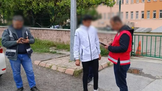 Okul çevresinde küçük çocuklara sigara satanlara operasyon
