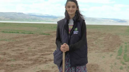 Okulda öğrenci, tarlada çiftçi