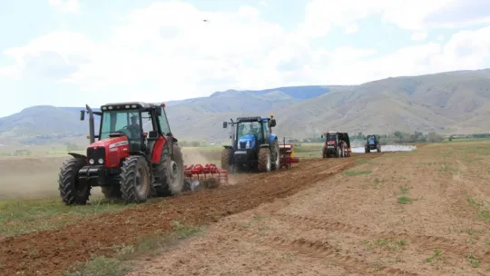 Okulda öğrenci, tarlada çiftçi