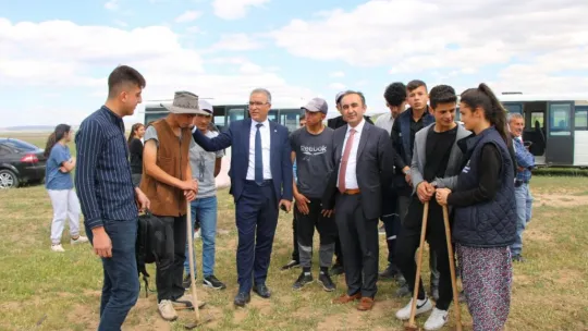 Okulda öğrenci, tarlada çiftçi
