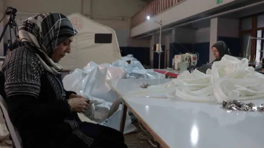 Arif Molu Meslek Lisesi, günde 50 çadır üretiyor