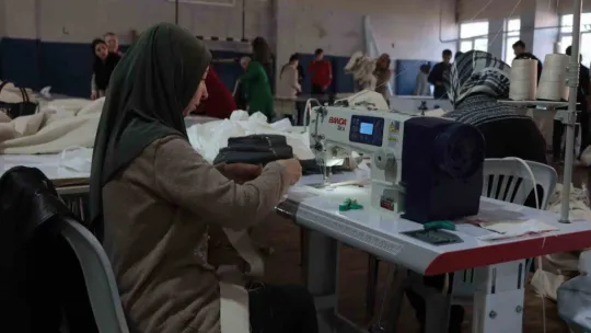 Arif Molu Meslek Lisesi, günde 50 çadır üretiyor