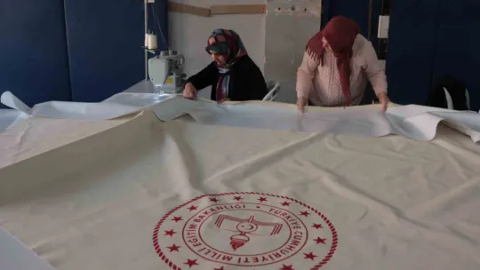 Arif Molu Meslek Lisesi, günde 50 çadır üretiyor