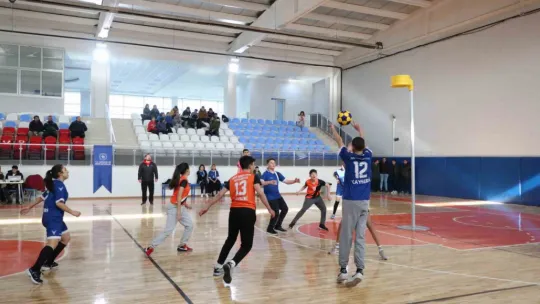 Ömer Halisdemir Spor Salonu'nda ilk maç oynandı