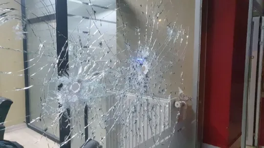 Alkollü şahıs iş yerlerine kurşun yağdırdı