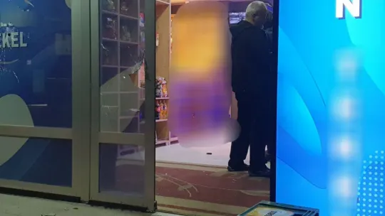 Alkollü şahıs iş yerlerine kurşun yağdırdı