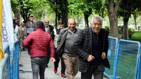 Organik domates fidesi almak için metrelerce kuyruk oluşturdular