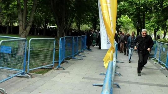Organik domates fidesi almak için metrelerce kuyruk oluşturdular