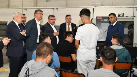 OSB Başkanı Yalçın, Teknik Kolej'de denetim yaptı öğrencilere nasihatte bulundu