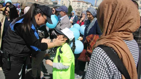 Otizmli çocuklar, polis oldu araç sorguladı