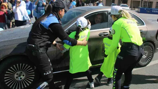 Otizmli çocuklar, polis oldu araç sorguladı