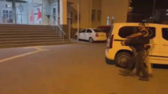 Oto hırsızları polisten kaçamadı