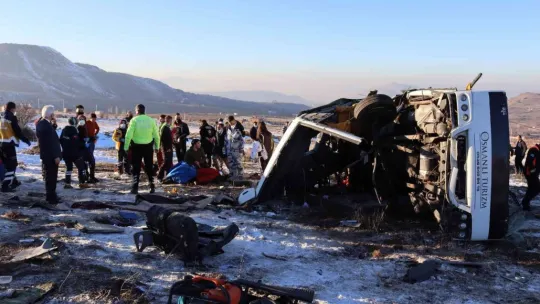 Otobüs devrildi ölü ve çok sayıda yaralı var