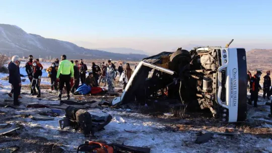 Otobüs devrildi ölü ve çok sayıda yaralı var