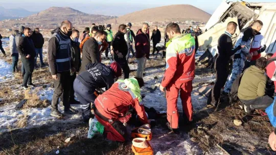 Otobüs devrildi ölü ve çok sayıda yaralı var