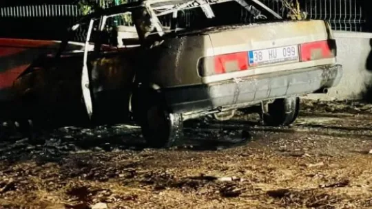Otomobil alev alev yandı
