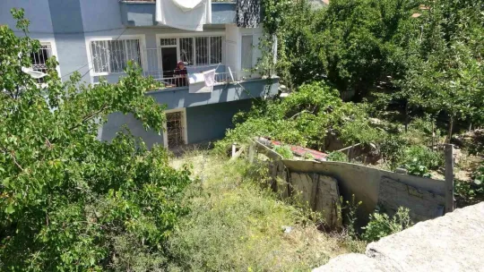 Otomobil bahçeye uçtu, anne ve 2 çocuğu yaralandı