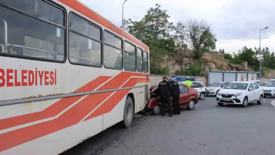 Otomobil belediye otobüsüne çarptı: 4 yaralı