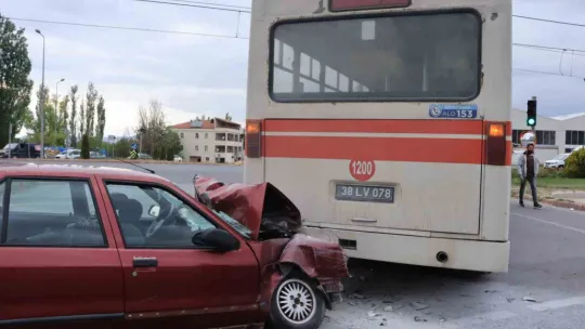Otomobil belediye otobüsüne çarptı: 4 yaralı