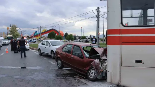 Otomobil belediye otobüsüne çarptı: 4 yaralı