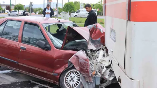 Otomobil belediye otobüsüne çarptı: 4 yaralı