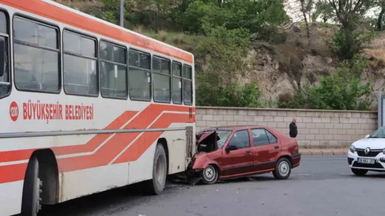 Otomobil belediye otobüsüne çarptı: 4 yaralı