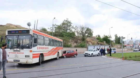 Otomobil belediye otobüsüne çarptı: 4 yaralı