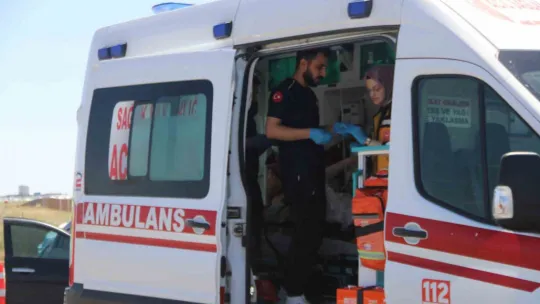 Otomobil biçerdövere arkadan çarptı: 4 yaralı