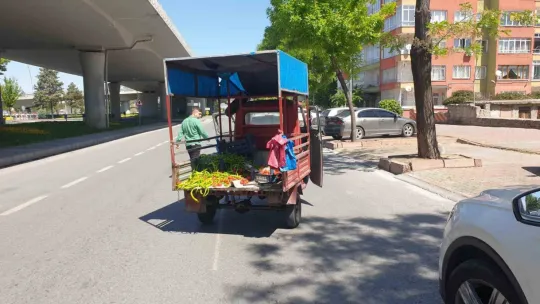Otomobil ile çarpışan triportörün sürücüsü yola fırladı