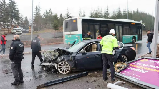 Lüks otomobil istinat duvarına çarptı: 2'si ağır 4 yaralı