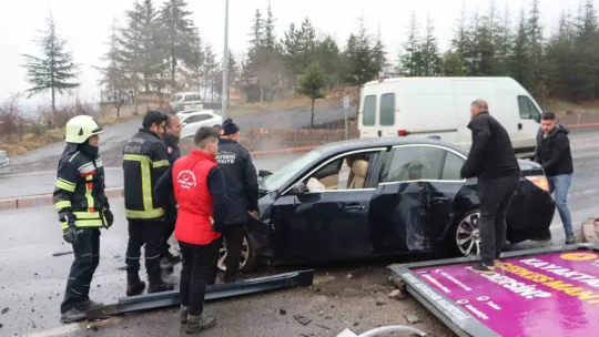 Lüks otomobil istinat duvarına çarptı: 2'si ağır 4 yaralı