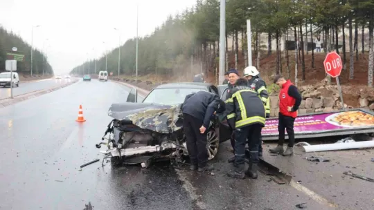 Lüks otomobil istinat duvarına çarptı: 2'si ağır 4 yaralı