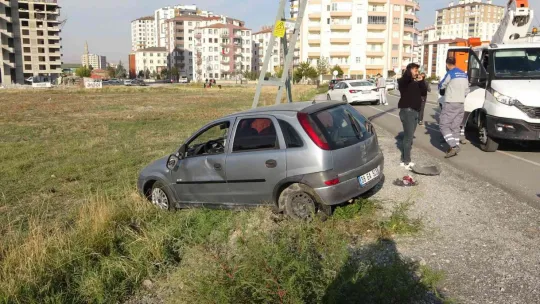 Otomobil, kaldırımda yürüyen yaşlı çifte çarptı: 1 ölü, 2 yaralı