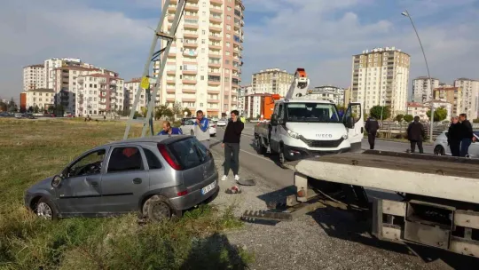 Otomobil, kaldırımda yürüyen yaşlı çifte çarptı: 1 ölü, 2 yaralı