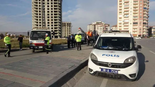 Otomobil, kaldırımda yürüyen yaşlı çifte çarptı: 1 ölü, 2 yaralı
