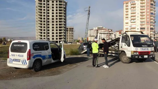 Otomobil, kaldırımda yürüyen yaşlı çifte çarptı: 1 ölü, 2 yaralı